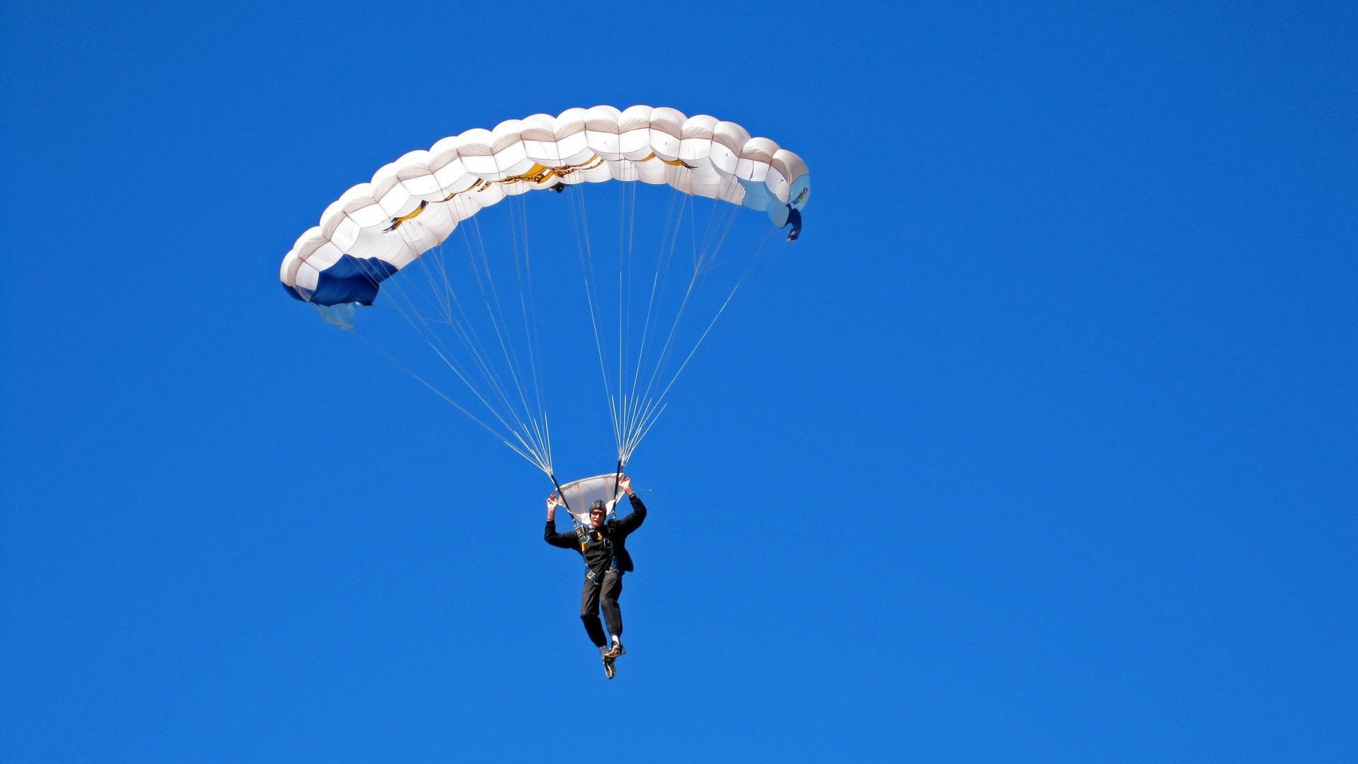 骑士终结篮网连胜，莫兰特关键时刻一锤定音